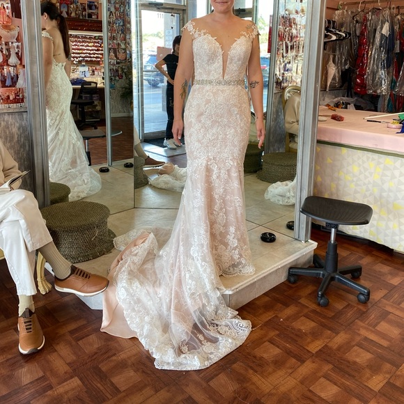 Size 8, with sides slightly taken in. - Picture 5 of 6